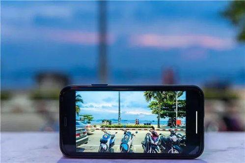 街拍手拿国产手机视频,捕捉现代都市生活瞬间