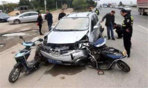 国产电瓶车撞车事故视频